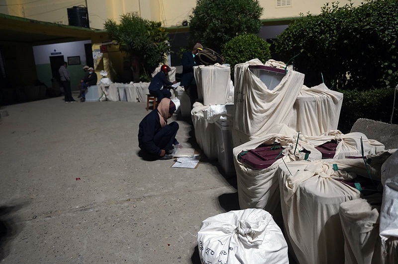 Election: Counting vote begins