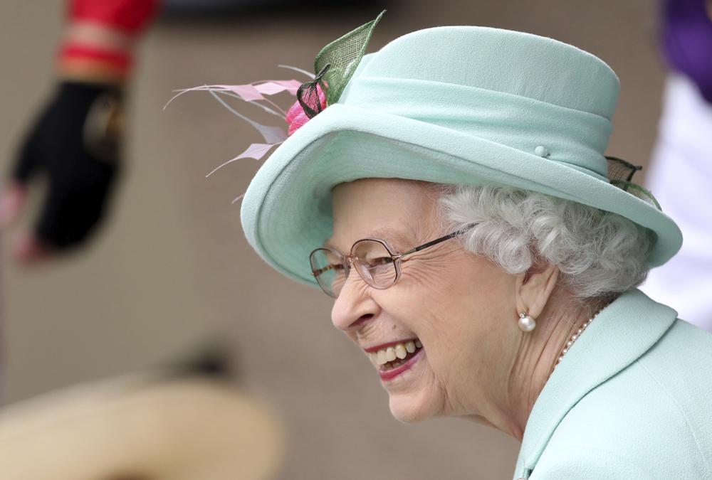 Queen beams as she returns to Ascot after COVID-19 hiatus