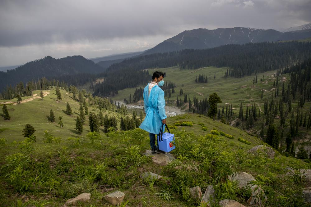 Health workers vaccinate Kashmir nomads