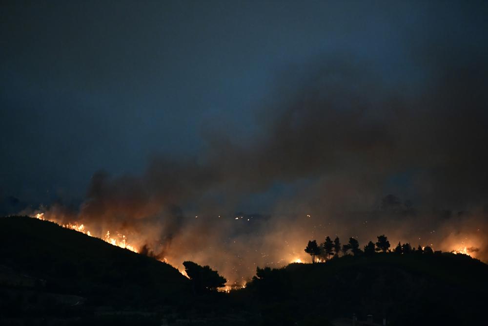 Thousands more flee fires outside Athens amid heat wave