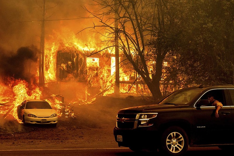 Town burns to ashes in raging Northern California wildfire