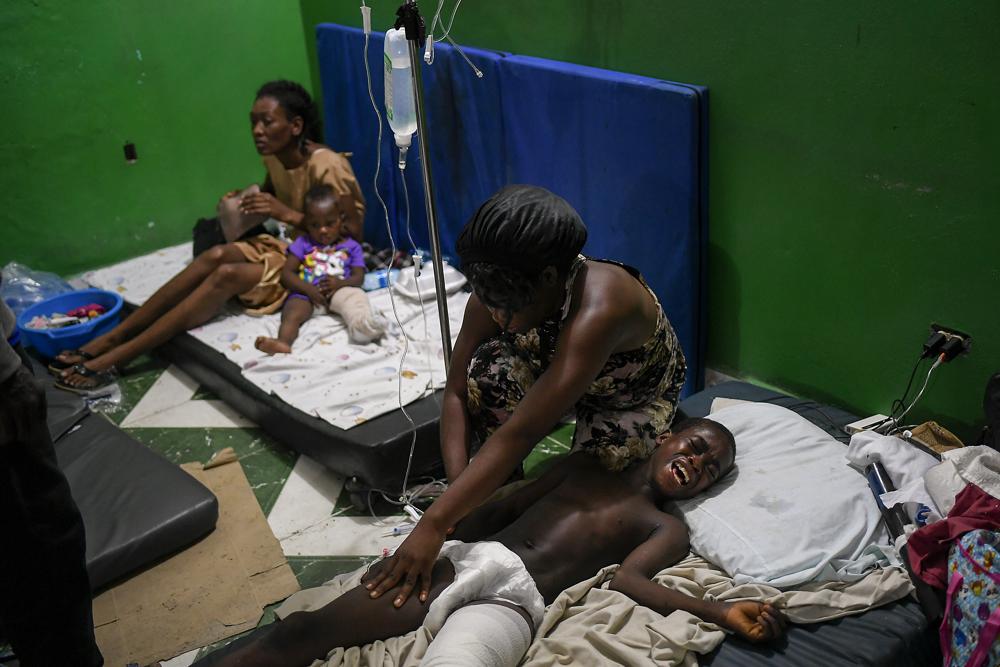 Injured in Haiti’s quake continue to show up at hospitals