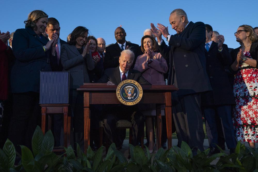 Biden signs $1T infrastructure deal with bipartisan crowd