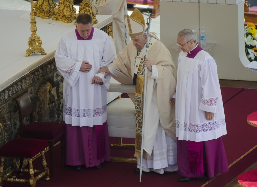 Pope rallies from knee pain to proclaim 10 new saints