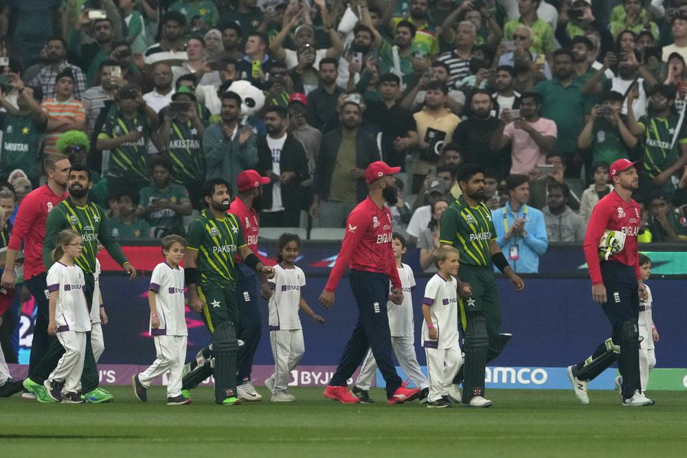 England send Pakistan in to bat in T20 World Cup final