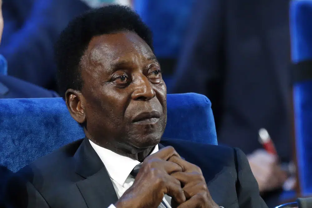 Pelé being treated for respiratory infection