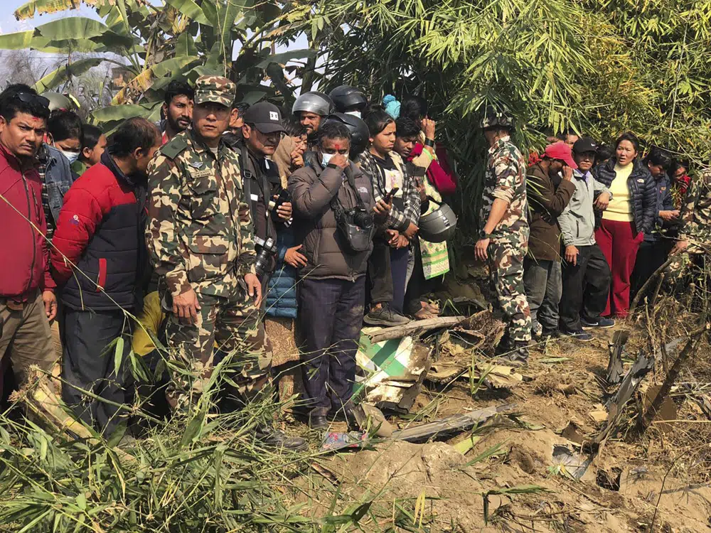 Onlookers at crash site affecting rescue efforts