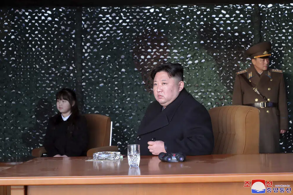 Kim supervises N. Korean troops simulating attack