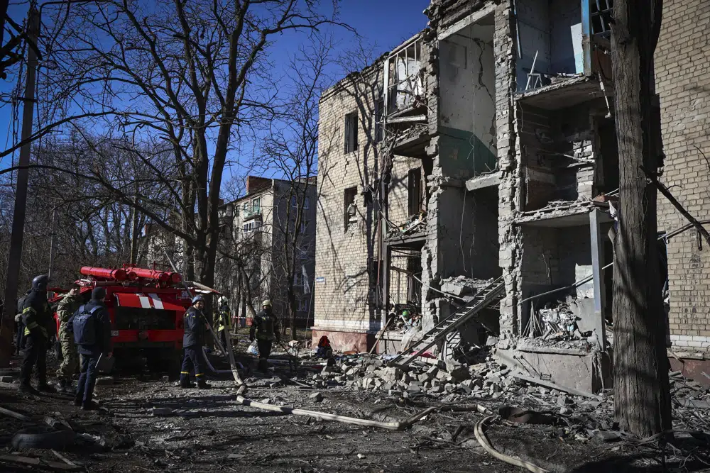 Russian missile hits apartment block in eastern Ukraine