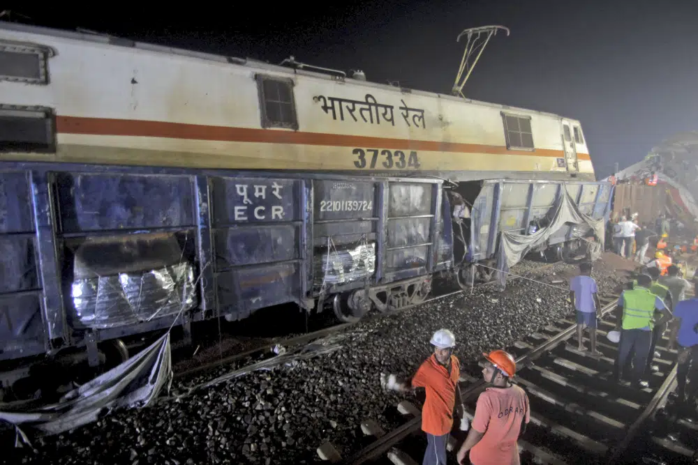 2 trains derail in India: 200 killed, 900 injured