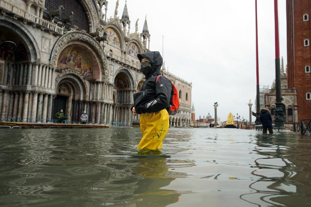 Flooding in Venice worsens off-season amid climate change