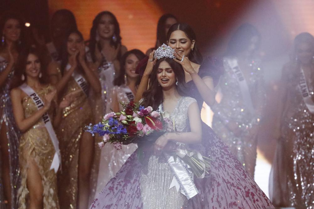 Priyanka Chopra congratulates Miss Universe Harnaaz Sandhu