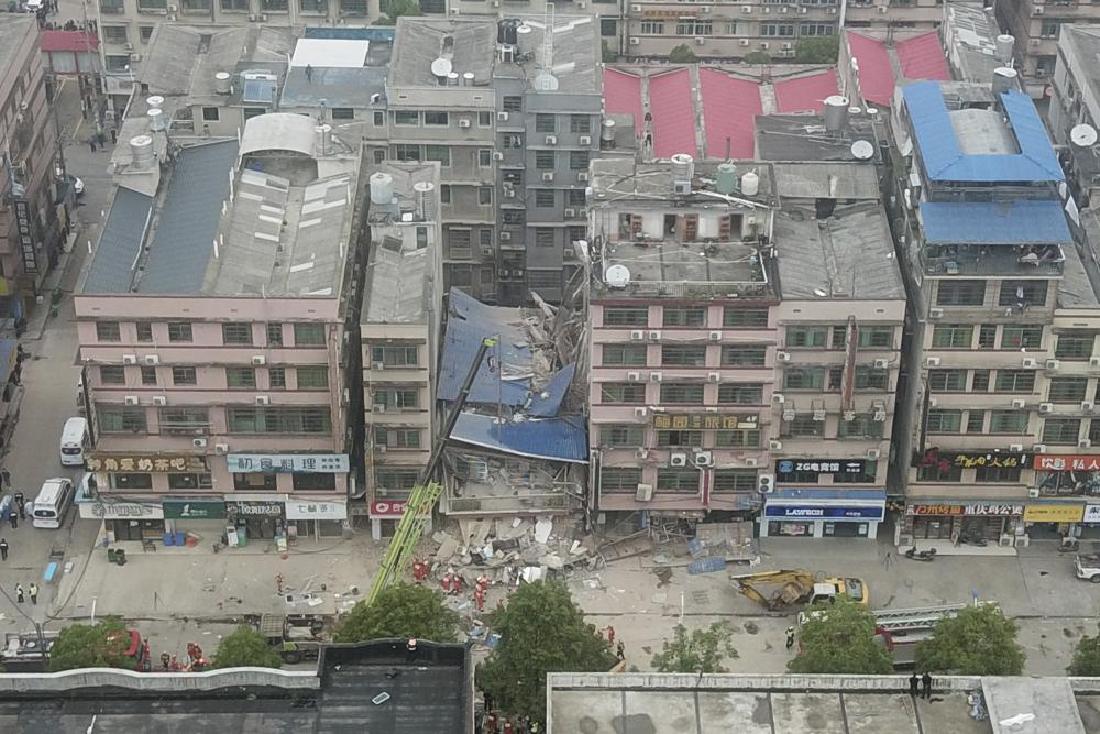 Police arrest 9 after building collapses