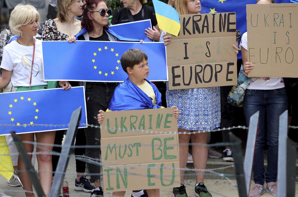 European Union makes Ukraine a candidate for EU membership