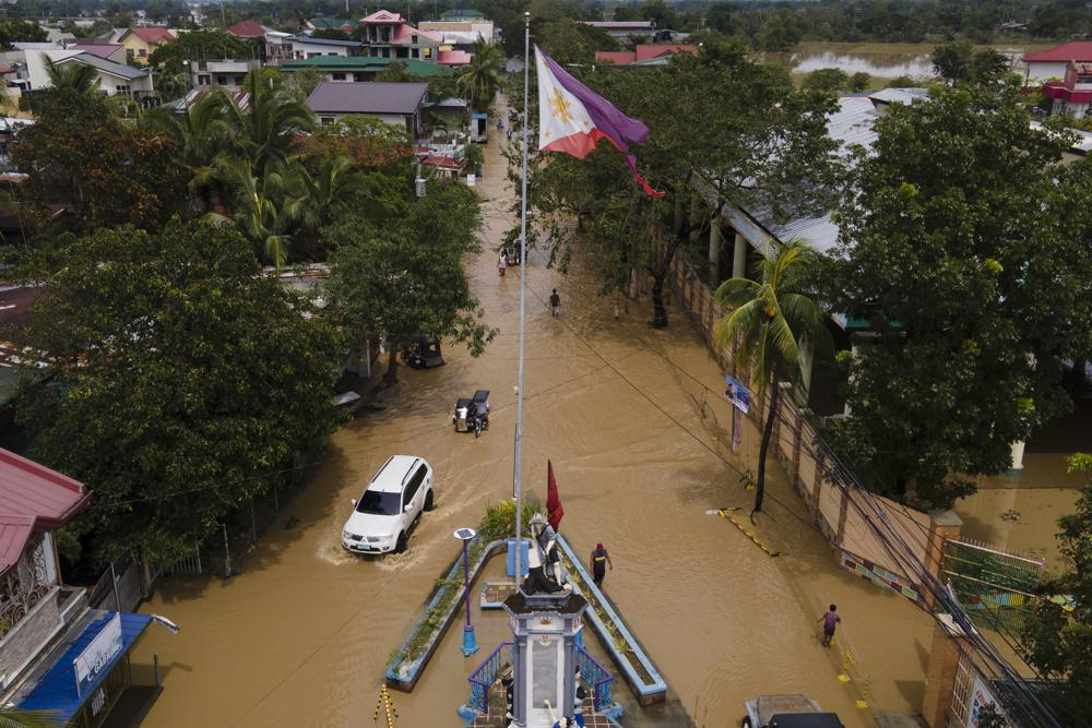 Powerful typhoon leaves 5 rescuers dead