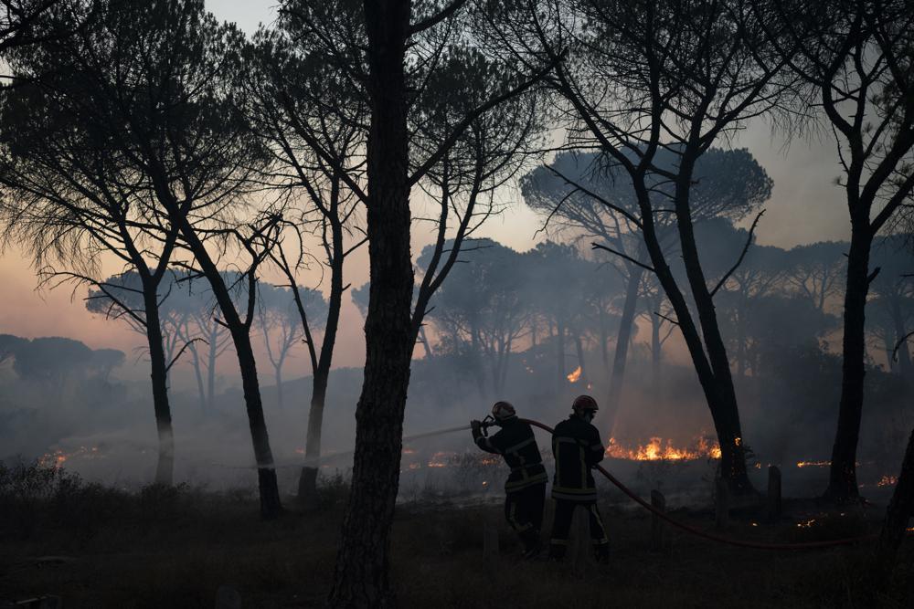 Wildfire in northern Athens forces evacuations