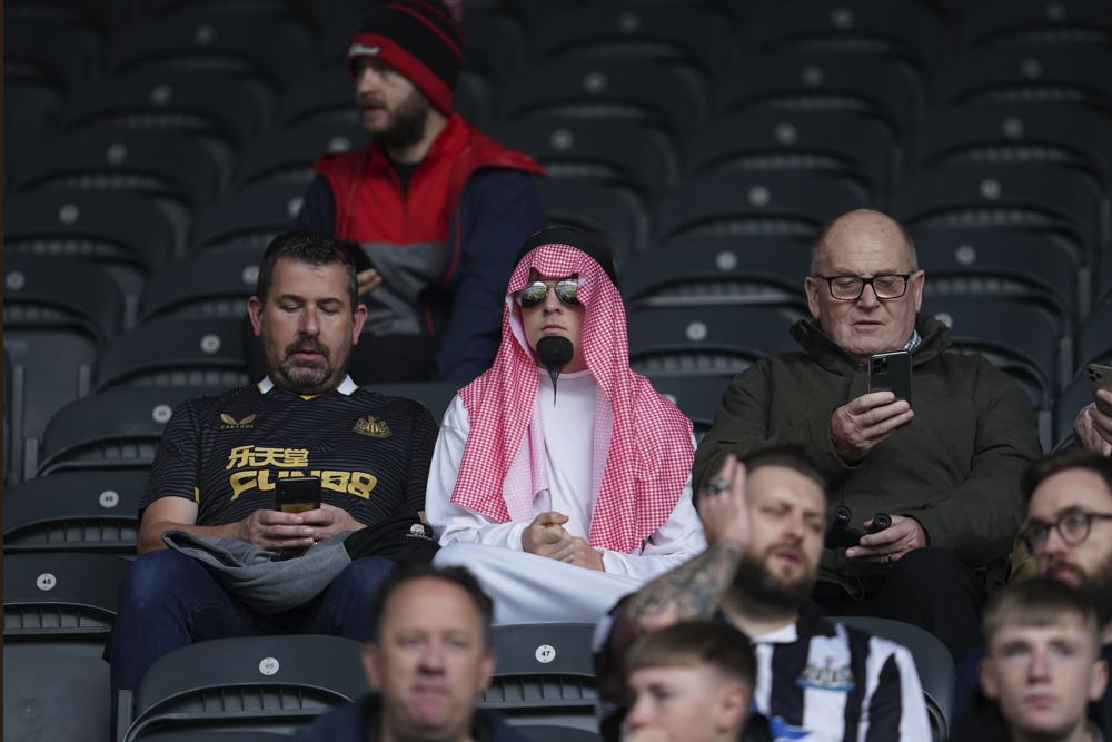 Newcastle asks fans to stop wearing imitation Arab clothing