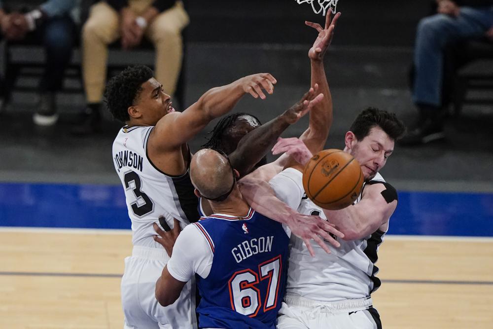 Burks scores 30, rallies Knicks past Spurs, 102-98