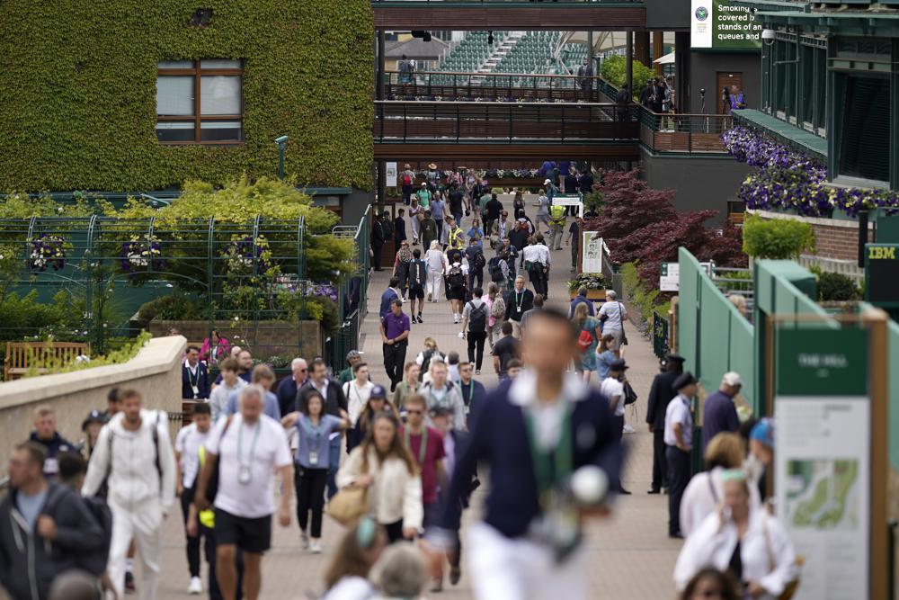 Wimbledon, Rain suspends play early on opening day