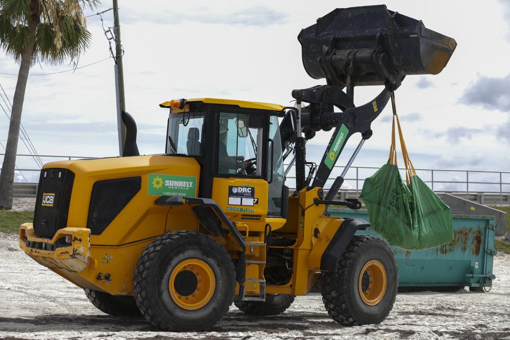 Amid red tide outbreak, Florida beckons visitors to beaches