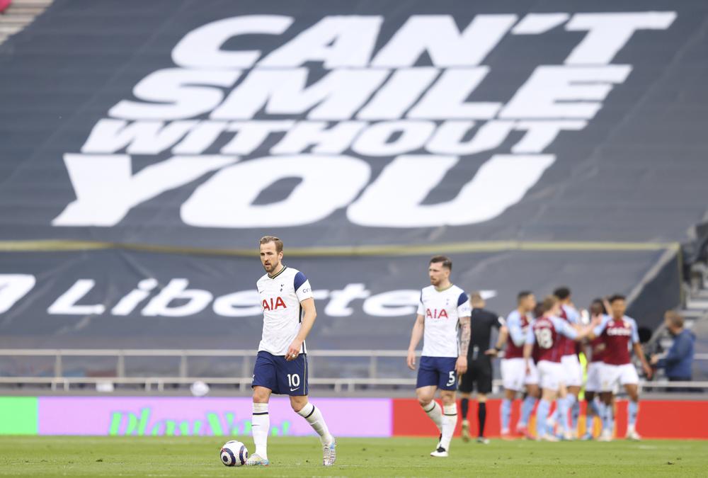 Tottenham jeered by returning fans in 2-1 loss to Villa