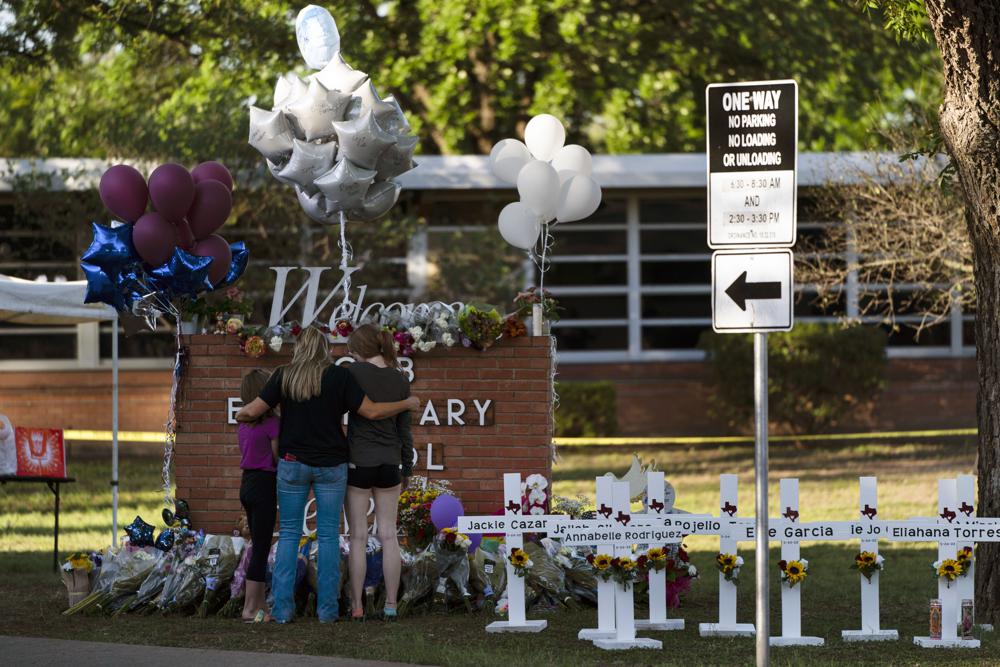 Officials: Texas shooter talked about guns in private chats