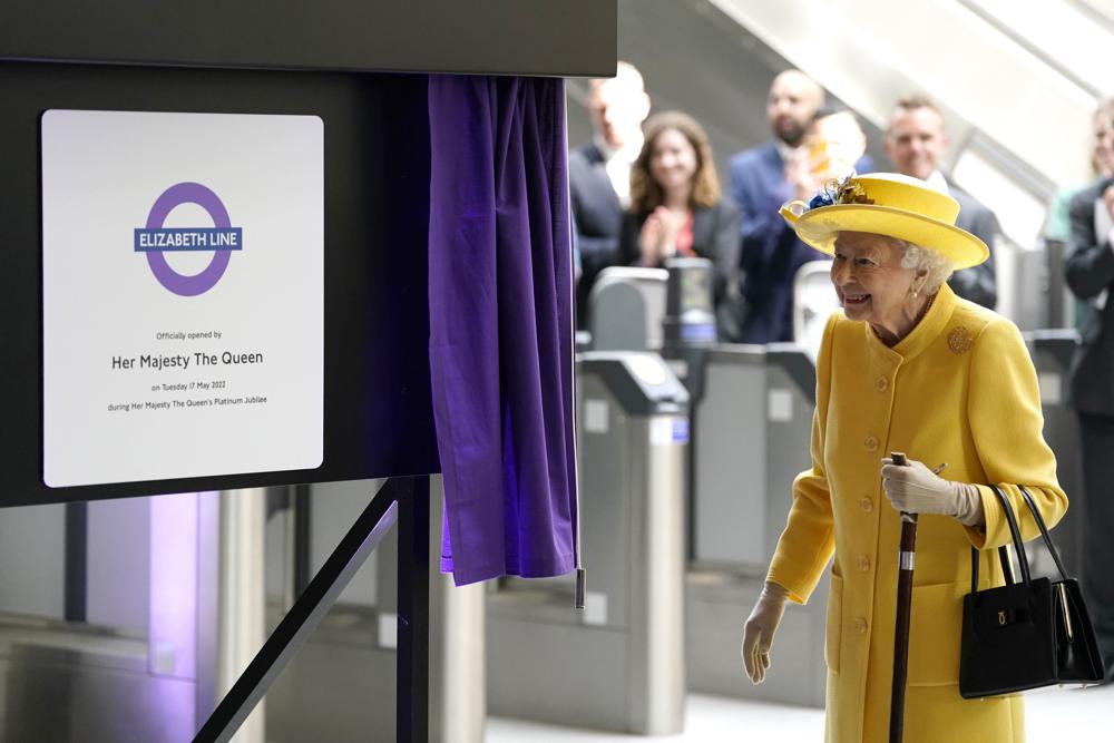 Queen makes surprise appearance to mark new subway line