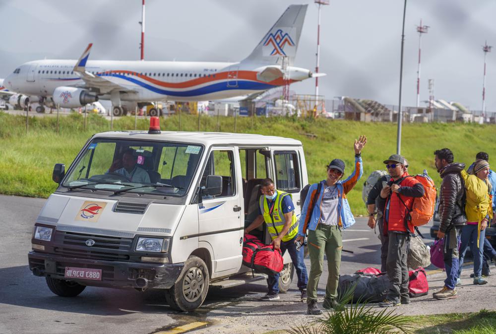 Hundreds of Everest climbers begin to return