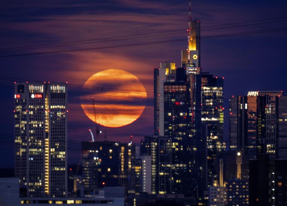 Supermoon delights skygazers around the globe