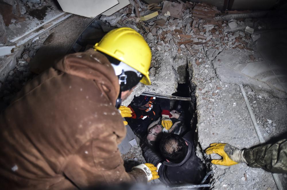 How long can people survive in the rubble of an earthquake?