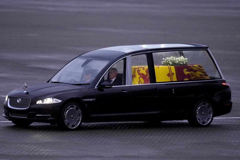 Casket of Queen Elizabeth II arrives at Buckingham Palace