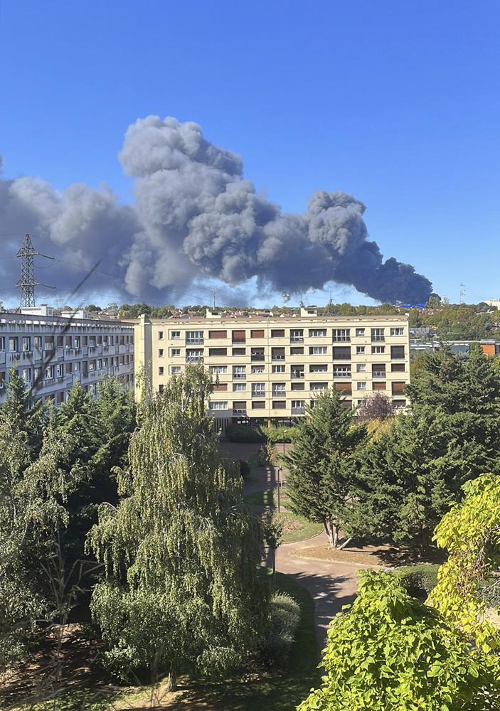 Fire breaks out at world’s biggest produce market in Paris