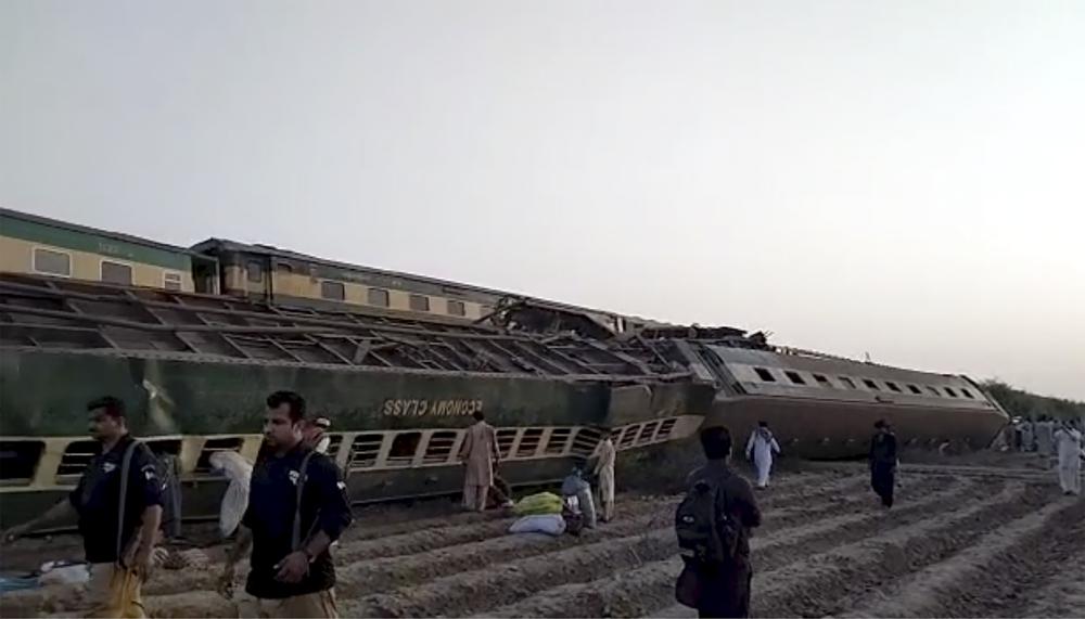 Updates: 2 trains collide in southern Pakistan, 30 killed