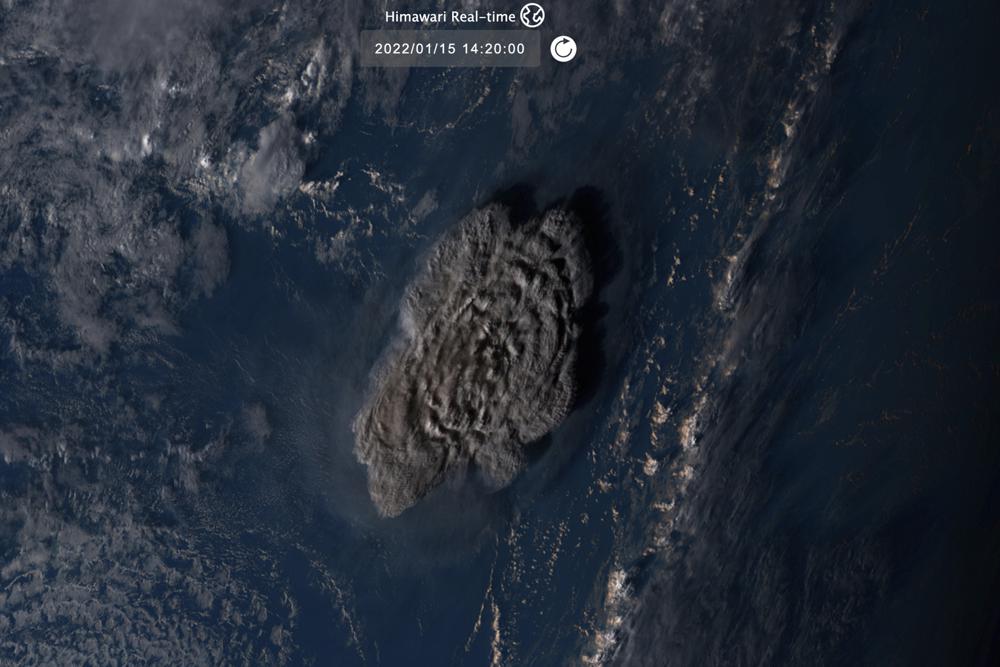 Tsunami threat recedes from volcanic eruption