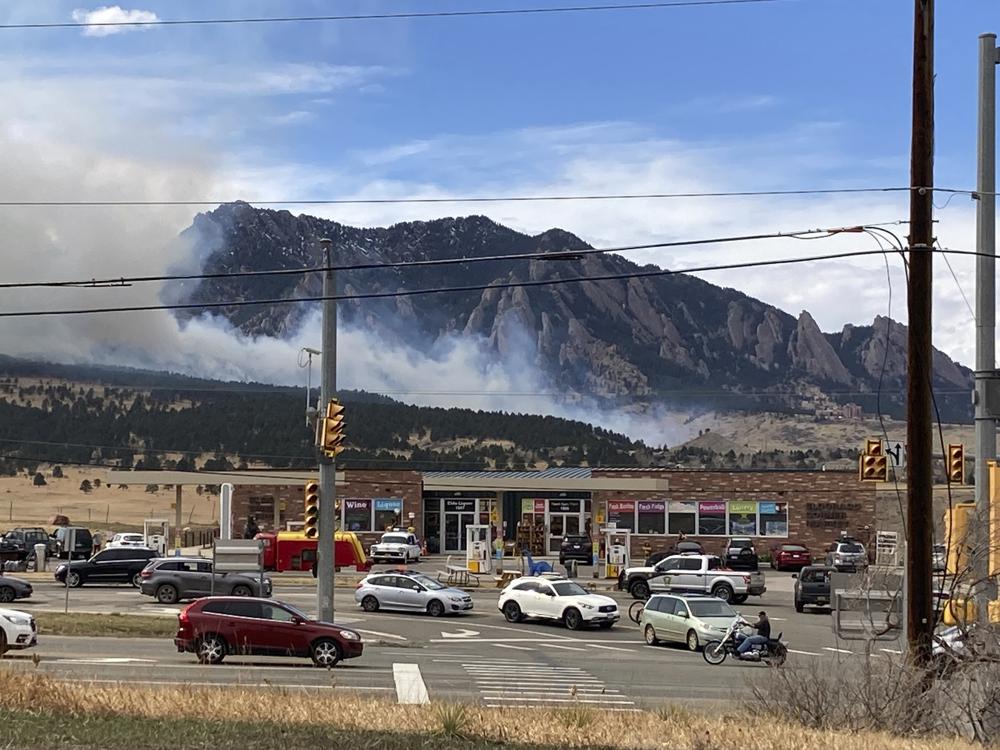 Wildfire southwest of Boulder forces 1,200 evacuations