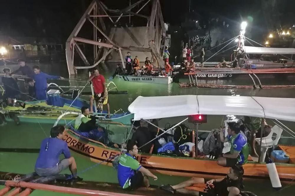 Traffic jam causes Philippine bridge to collapse, killing 4