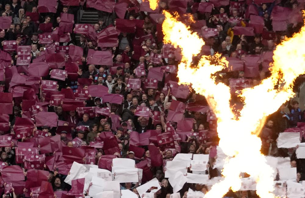 West Ham identifies fans who allegedly hit German reporters