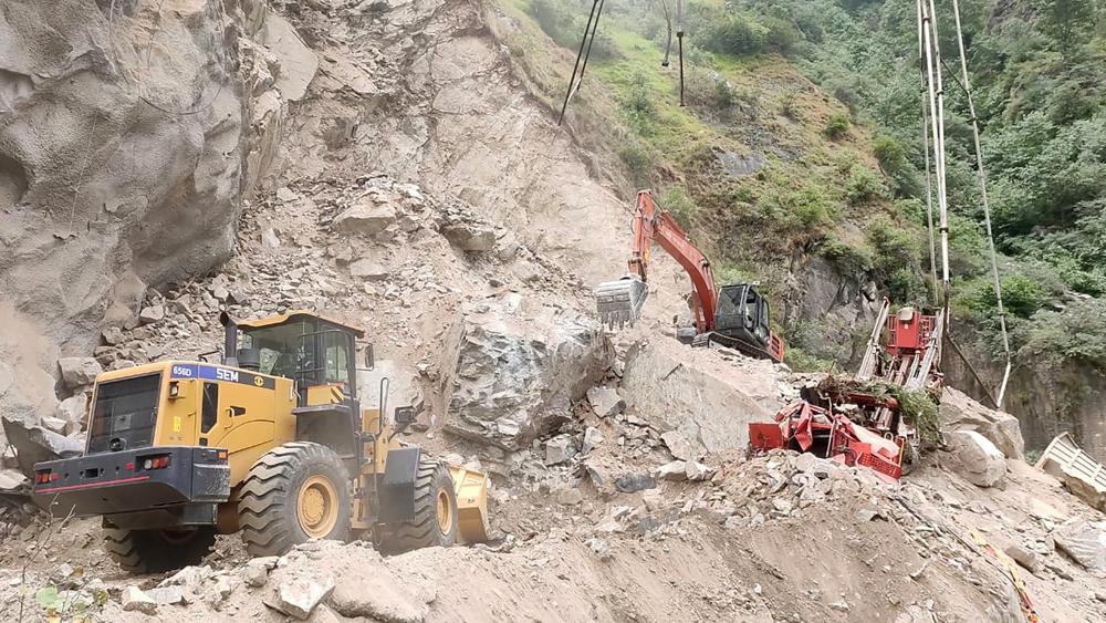 10 workers trapped after tunnel collapses in Kashmir