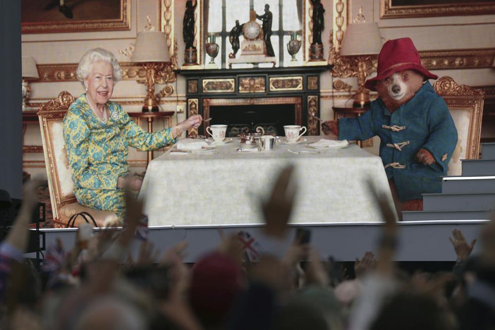 UK Queen shares secret with Paddington