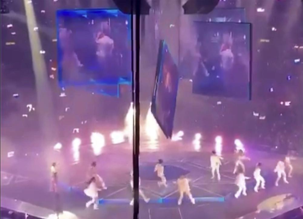 Falling screen hits 2 dancers on stage at Hong Kong concert