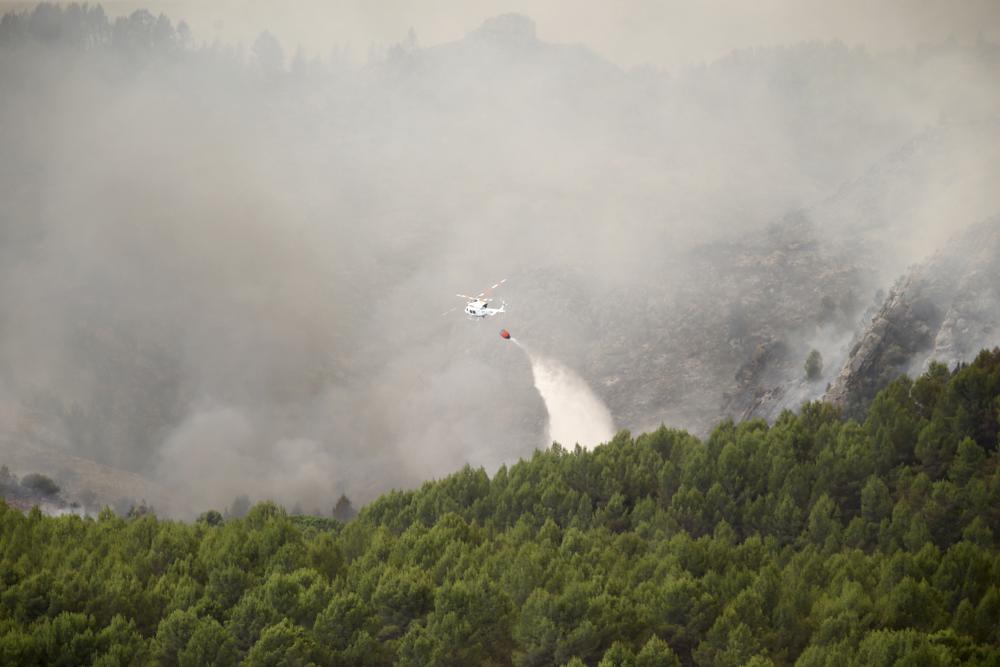 10 injured while leaving stopped train near wildfire