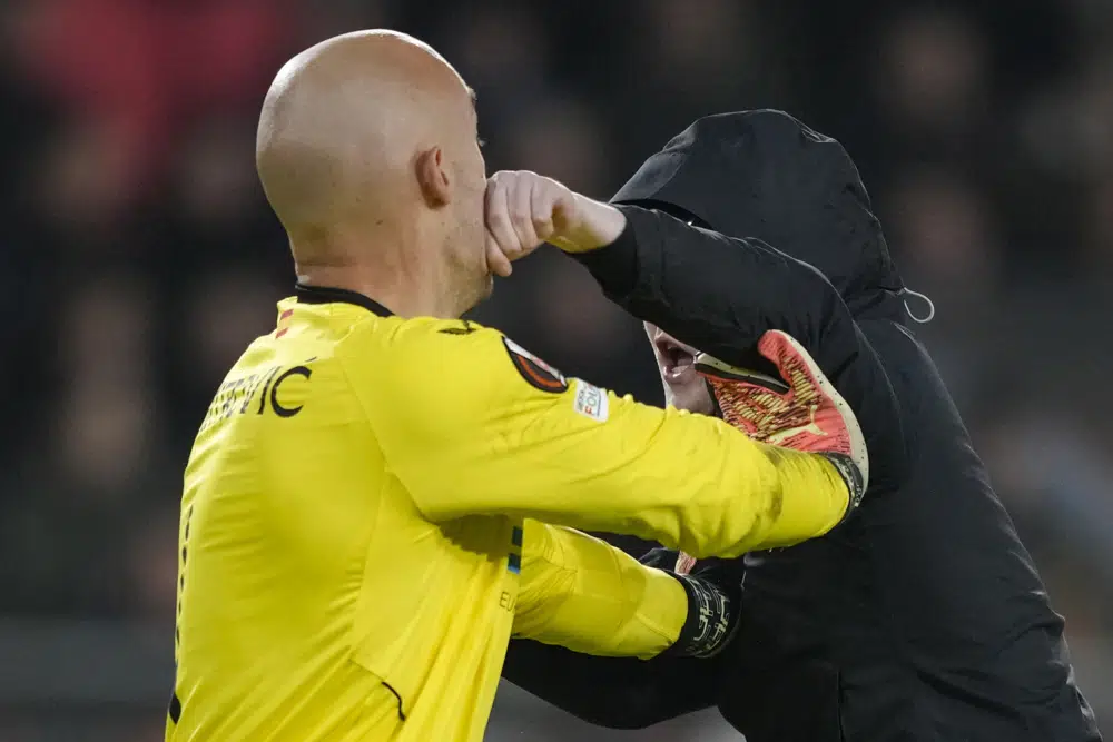 Inquiry into fan attack on Sevilla goalkeeper