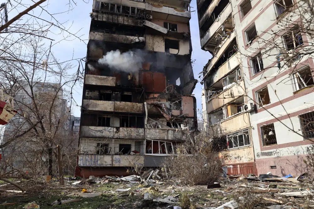 Ukraine: Russia hits apartments and dorm