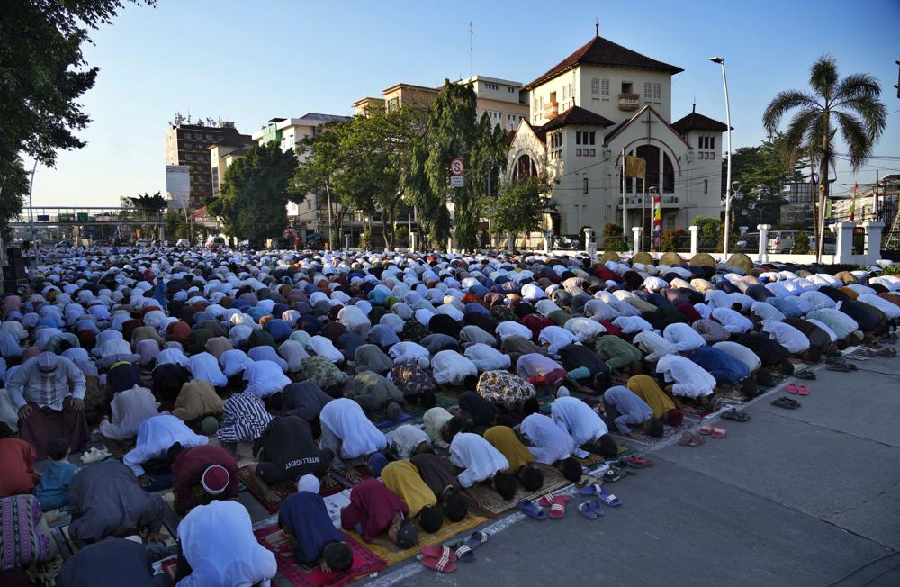 Indonesian Muslims celebrate Eid al-Adha amid FMD outbreak