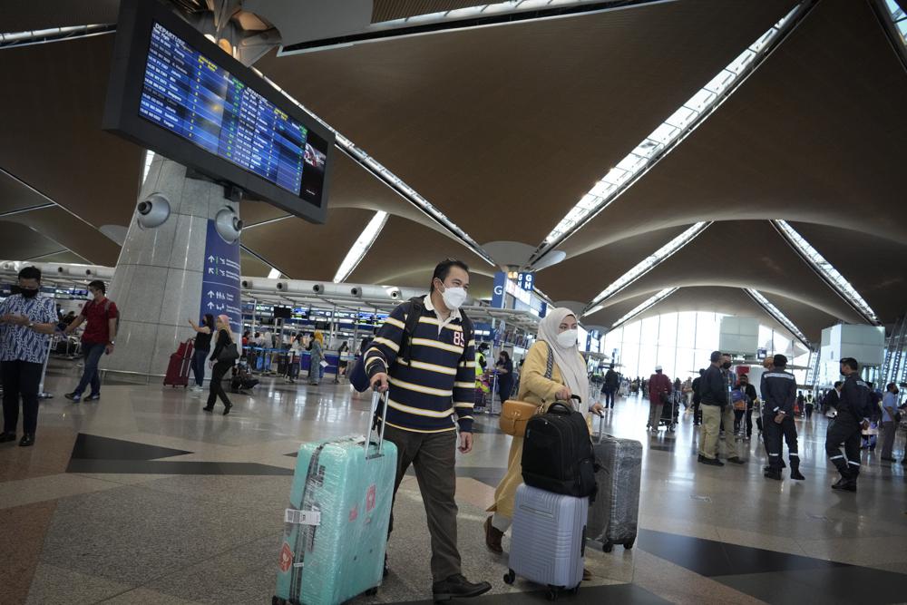 Thousands of Malaysians return home