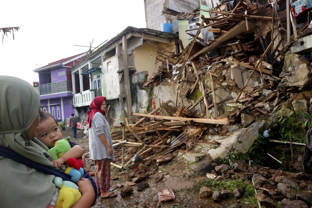 Search effort intensifies after Indonesia quake killed 268