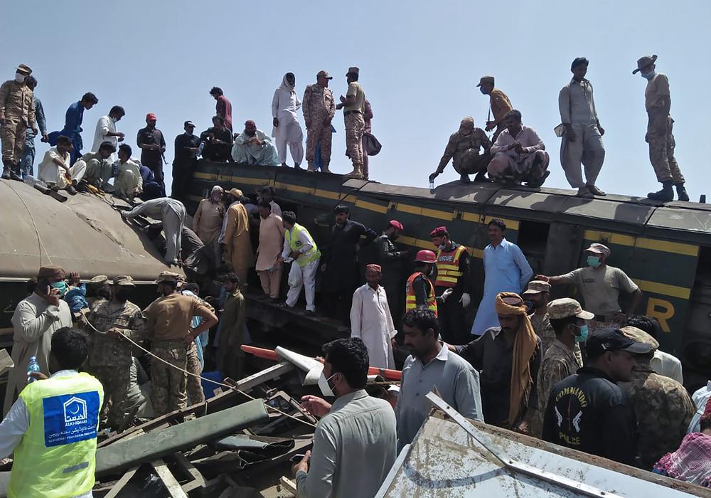 Train barrels into another in Pakistan, killing at least 40