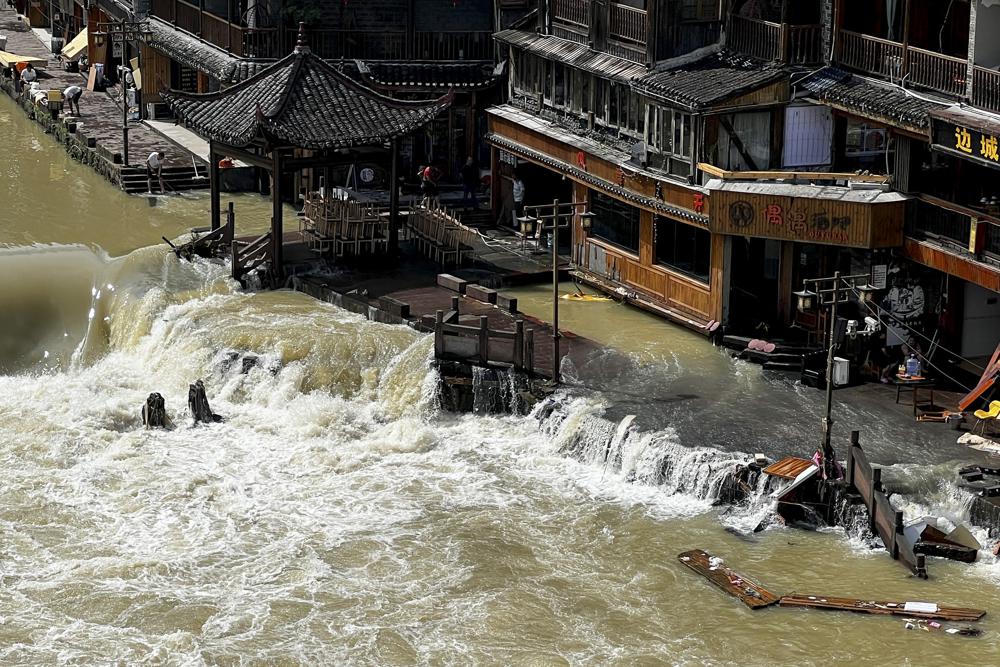 10 killed, 3 missing in central China flooding