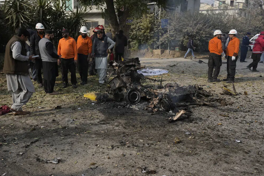 Car bombing, kills 2 suspects and policeman