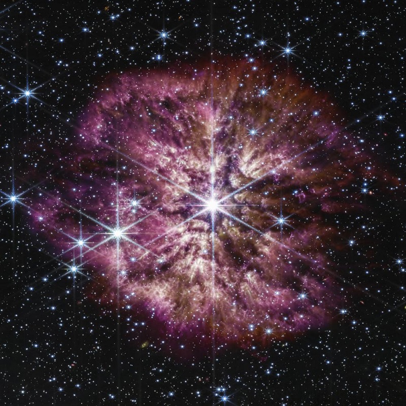 Telescope captures star on cusp of death